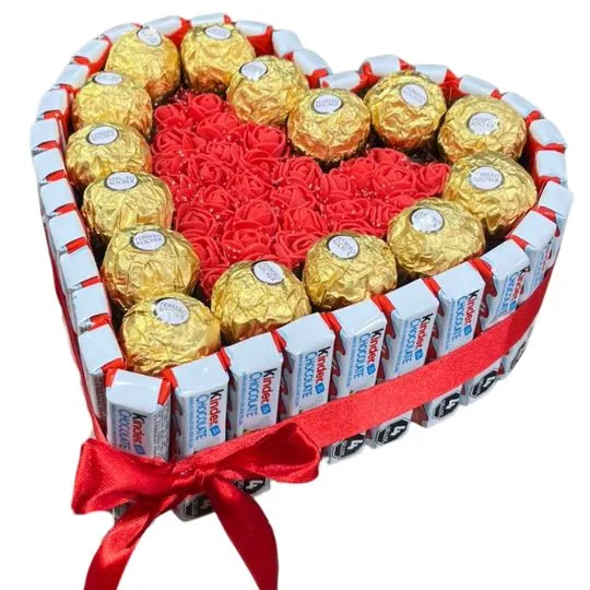 Torta corazon kinder rocher con rosas eternas